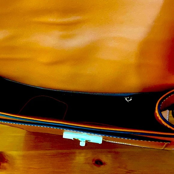 Camel colored purse - Picture 6 of 9